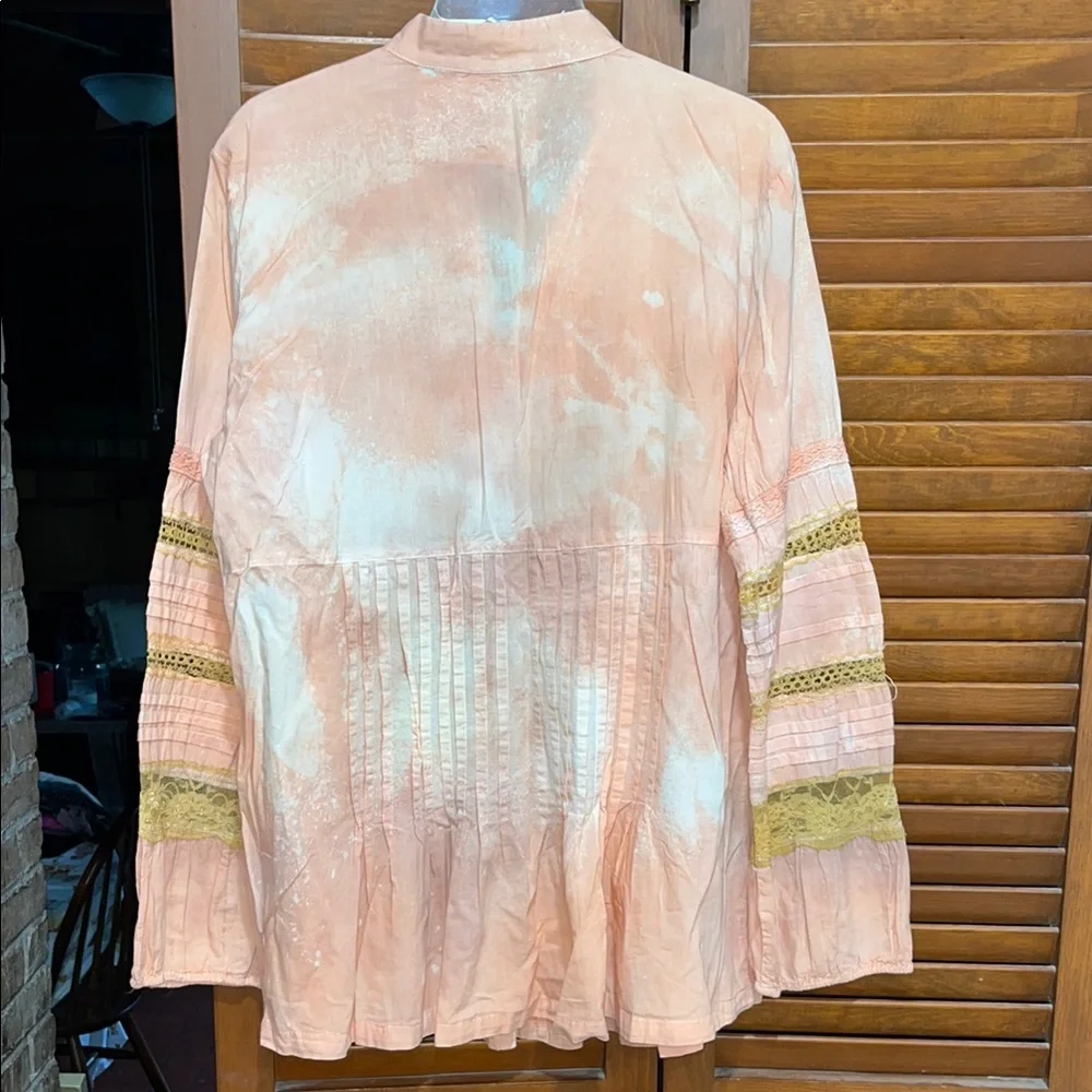 A Rare Bird Women's Boutique Peach and White Button-Up Top - Picture 7 of 11